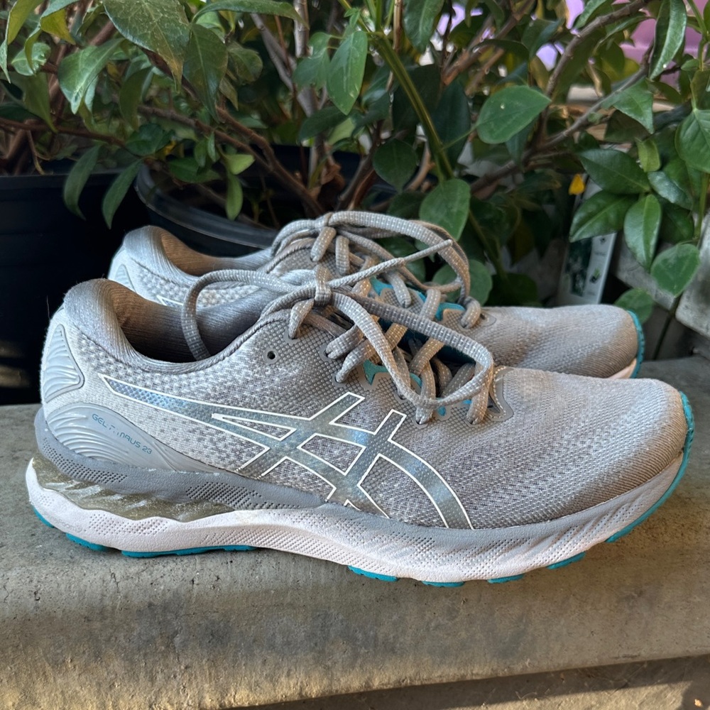 ASICS Women's Light Gray running Shoes size 9 1/2